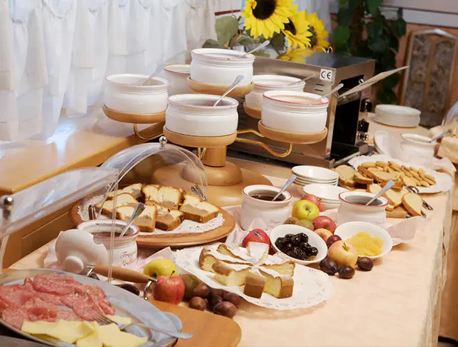colazione Hotel Michela Val di Sole Malè in Trentino buffet dolce e salato
